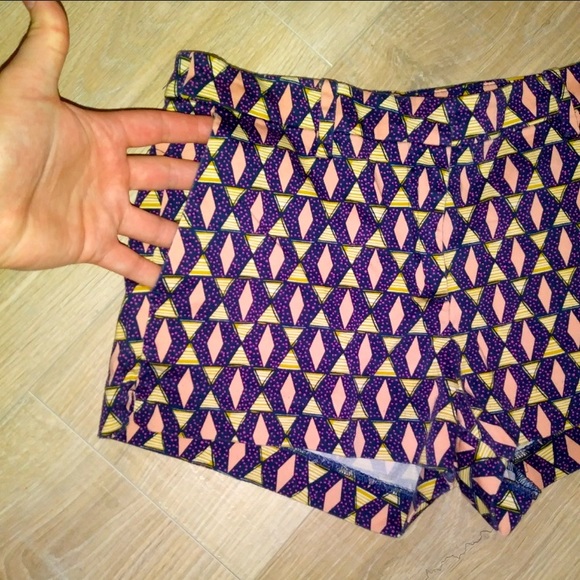 H&M colorful triangular pattern summer shorts - Picture 2 of 4